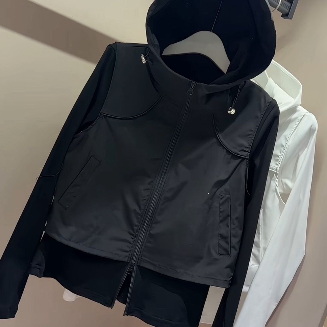 เสื้อแจ็คเก็ตมีฮู้ดแบบ 2-in-1  - Jackets บทวิจารณ์และราคา